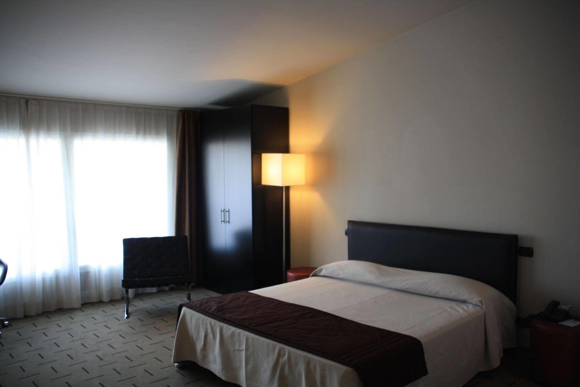 Hotel Continental Cremona Esterno foto